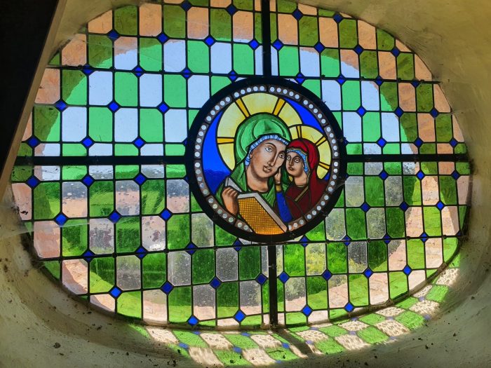 Vitrail rond représentant la Vierge à l'Enfant, exemple de restauration patrimoniale appris en formation vitrailliste CPF