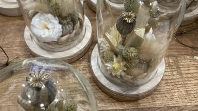 Compositions florales au cours de l'atelier de fleurs séchées à Paris en Ile-de-France