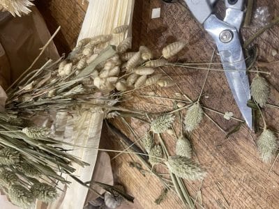 Découpe de fleurs formation fleurs séchées à Paris