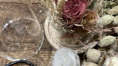 Préparations florales au cours de l'atelier de fleurs séchées à Paris en Ile-de-France
