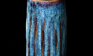 Vase bleu texturé formation tournage céramique dans l'Aude