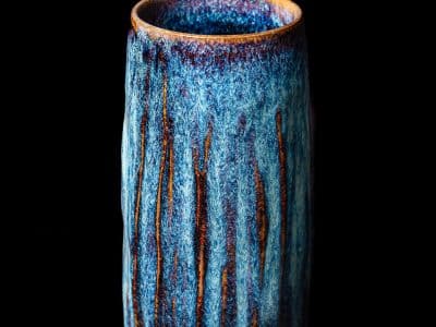 Vase bleu texturé formation tournage céramique dans l'Aude