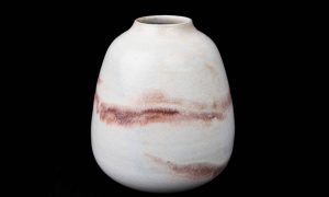 Vase blanc marbré formation tournage céramique dans l'Aude