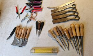 Outils de vannier pendant la formation vannerie à Paris en Île-de-France