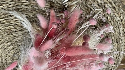 Bouquets au cours de l'atelier de fleurs séchées à Paris en Ile-de-France