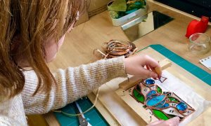 Création sur schéma d'un vitrail pendant la formation vitrailliste en Haute-Garonne