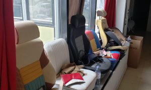 Sièges pendant la formation sellerie automobile - siège avec un sellier vers Paris en Ile de France