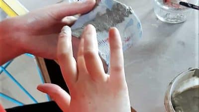 Travail de la terre pendant le stage de céramique en immersion