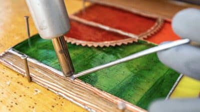 Découpe du verre atelier sertissage "Tiffany"