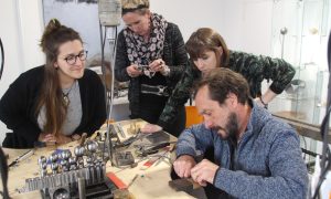 Formation avec les stagiaires sur le métier de bijoutier, la bijouterie et la joaillerie