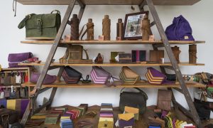 Boutique de maroquinier vers Bordeaux au cours de la formation maroquinerie en Gironde
