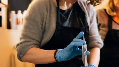 Préparation des plaques stage photographie au collodion humide à Lyon