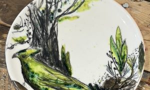 Assiette pendant la formation décoration céramique dans les Pyrénées Atlantiques