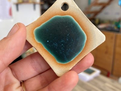 Email bleu Formation à l'émaillage sur céramique à Marseille