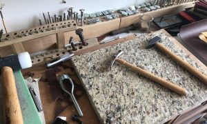 Outils de maroquinier au cours de la formation maroquinier entre Bordeaux et Libourne