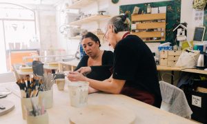 Découverte des techniques de tournage en céramique lors de notre formation céramiste à Montpellier