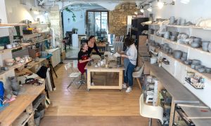 Atelier de céramiste à Montpellier avec trois stagiaires participant à une session de formation au tournage