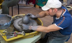 Stagiaire travaillant sur un tour de potier lors d'une formation de tournage en céramique à Montpellier