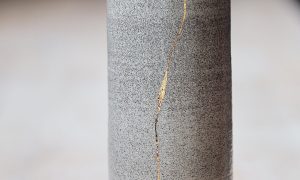 Vase droit tourné pendant une formation céramique et poterie vers Nantes avec une céramiste