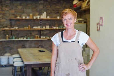 Gaëlle Gouillard, artisane céramiste et formatrice, dans son atelier où elle accompagne les adultes préparant le CAP céramiste.