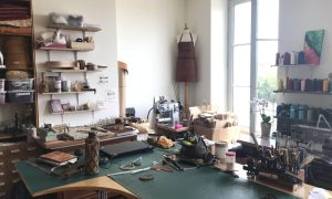 Atelier de Maroquinier pour la formation dans le vignoble vers Bordeaux