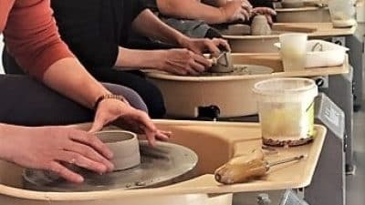 Stagiaires au cours du stage en immersion dans la céramique