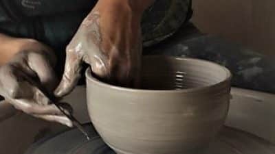 Tournage en céramique et poterie pendant le stage en immersion