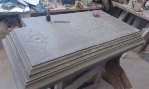 Tablette gravée Formation tailleur de pierre dans les Vosges