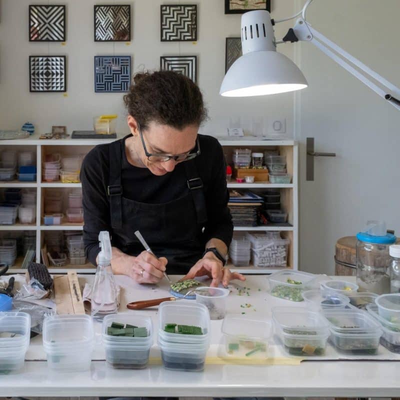 Anne-Gaëlle Mercier collage des tesselles mosaïste proche de Toulouse