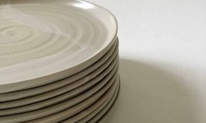 Série d'assiettes en grès formation Tournage en Céramique proche d'Annecy