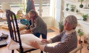 Stagiaires pendant la formation tapissier d'ameublement à Bordeaux