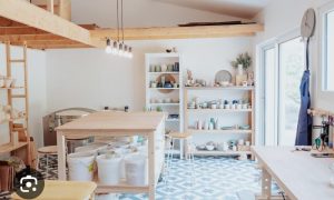 Intérieur de l'atelier de Caroline Guillot, céramiste qui dispense une formation de poterie et céramique vers Nantes