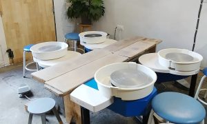 Atelier de la formation céramique MVE à Pau avec Océane Conilh de Beyssac, céramiste à Pau