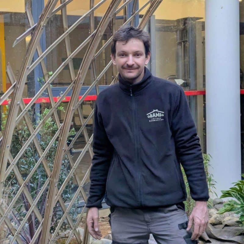 Mattias avec l'arche en bambou, Bamboutier en Ariège