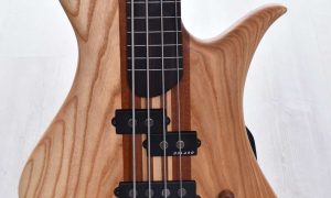 Basse à manche traversant, finition bois naturel Formation Luthier en guitare à Montpellier