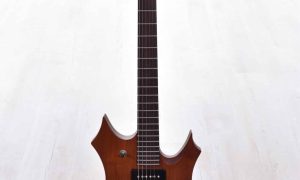 Guitare au design pointu Formation Luthier en guitare à Montpellier
