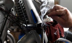 Geste au cours de la formation à la mécanique moto intensive vers Paris en Ile-de-France