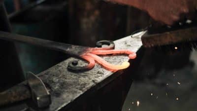 Mise en forme atelier d'initiation à la forge dans le Tarn