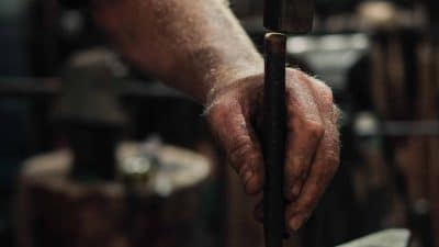 Perçage du fer atelier d'initiation à la forge dans le Tarn