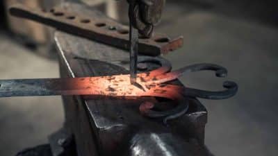Découpe du métal atelier d'initiation à la forge dans le Tarn