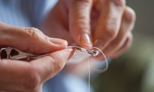 Aiguille pendant la formation couture, stylisme et mode avec un couturier à Bordeaux en Gironde