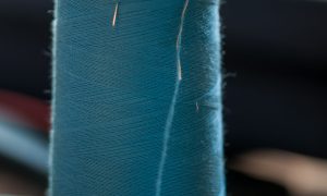 Bobine de fil pendant la formation couture, stylisme et mode avec un couturier à Bordeaux en Gironde