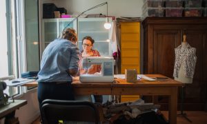 Stagiaires formation couture - Retouches simples à Bordeaux