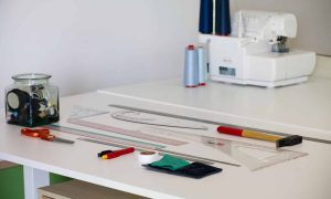 Bureau de travail Formation Couture proche de Rennes : métiers de la mode et vêtement flou
