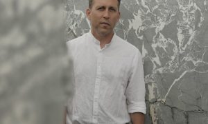 David Leger, tailleur de pierre et sculpteur dans sa carrière de marbre favorite qui propose des formations et des stages