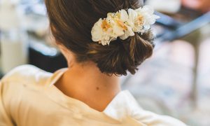 Chignon en fleurs fait pendant la formation fleuriste à Bordeaux