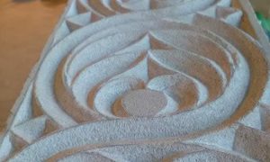Volutes sculptées Formation tailleur de pierre dans les Vosges