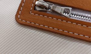 Zip pour cabas pendant la formation maroquinier à Cholet