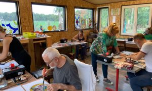 Stagiaires pendant les cours, le stage ou la formation sur vitrail avec un vitrailliste dans son atelier dans le Perche