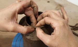 Tournage pendant les cours du soir en Céramique et poterie à Biarritz - Formation